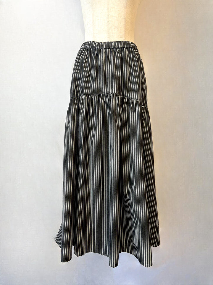 トルソーに着せたブラックのストライプギャザースカート（正面）