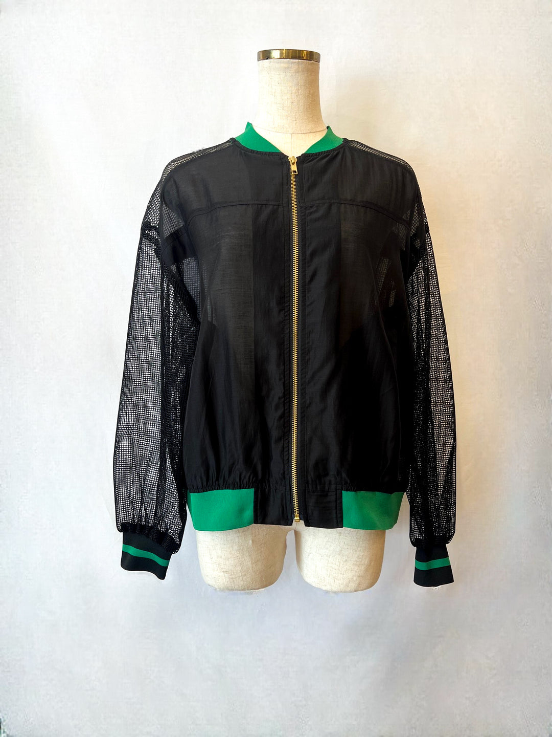 配色ラインとメッシュ切替ブルゾン（ブラック・正面）