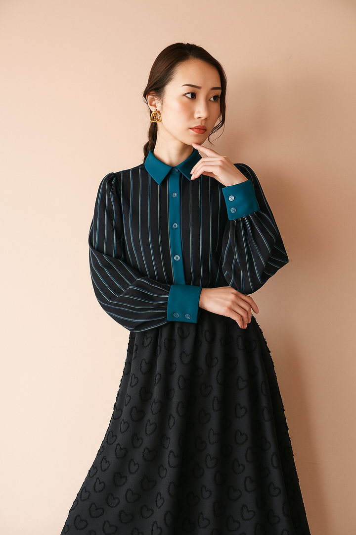 モデルが着用したストライプブラウス（正面）