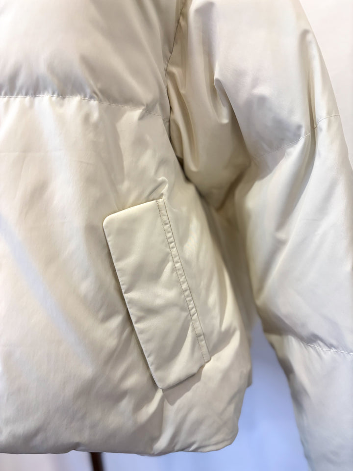 バックロゴデザインダウンジャケット