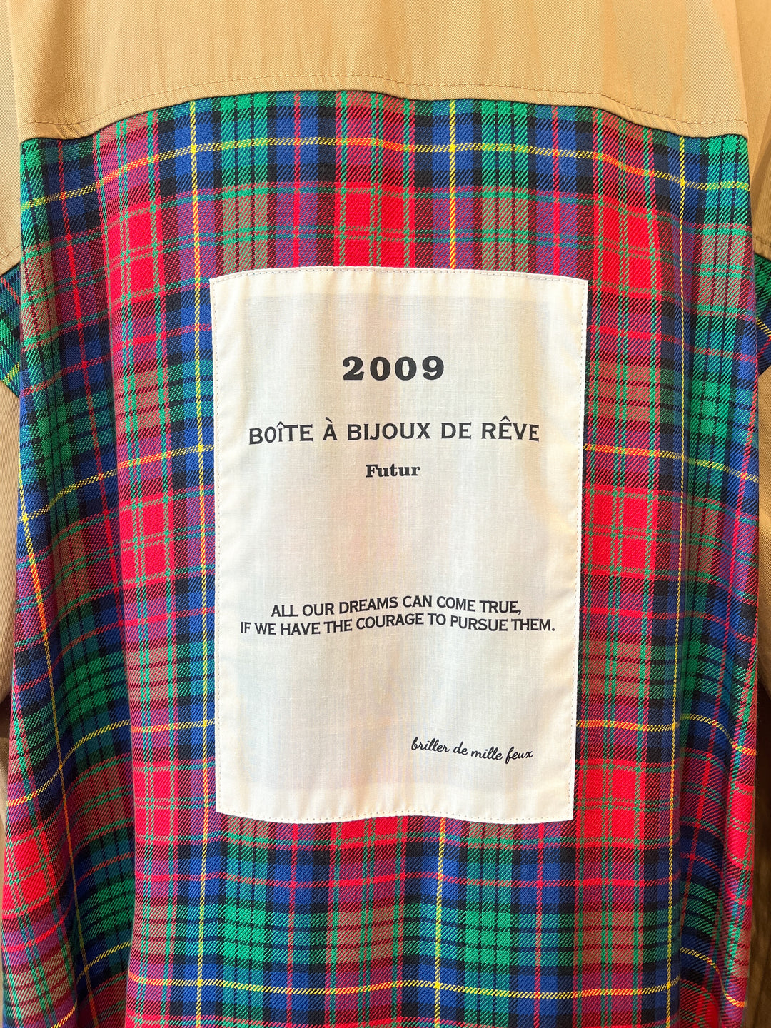 後ろのチェックパッチが映えるスタイル