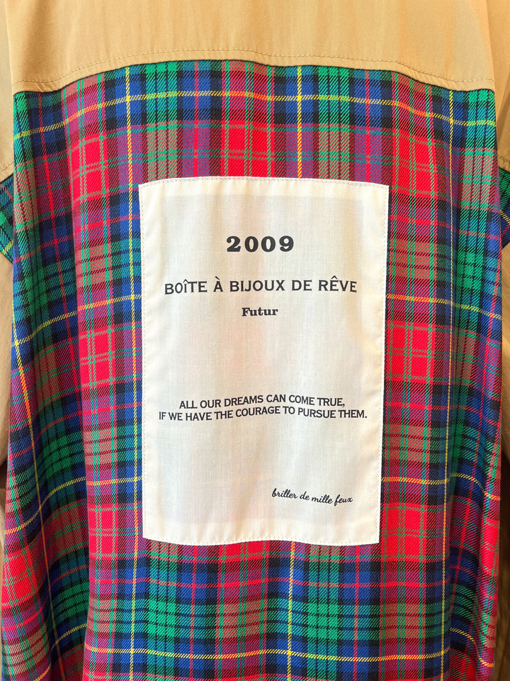 後ろのチェックパッチが映えるスタイル