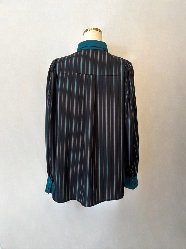 トルソーのバックスタイルでラインが際立つブラウス（背面）