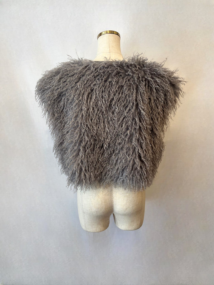 チャコールカラーのショート丈ZIPベスト（トルソー着用）