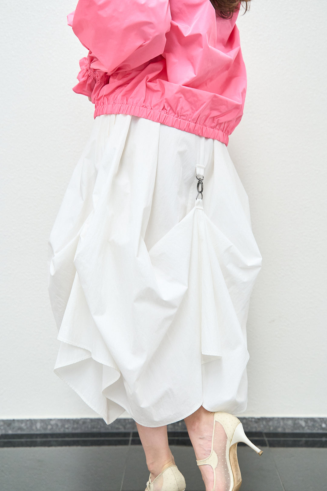 モデルが後ろ姿でシルエットの違いを見せているスカート（背面）