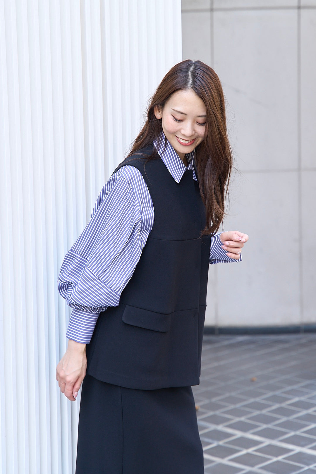 モデルの横向きスタイルでシルエットがわかる写真（サイド）