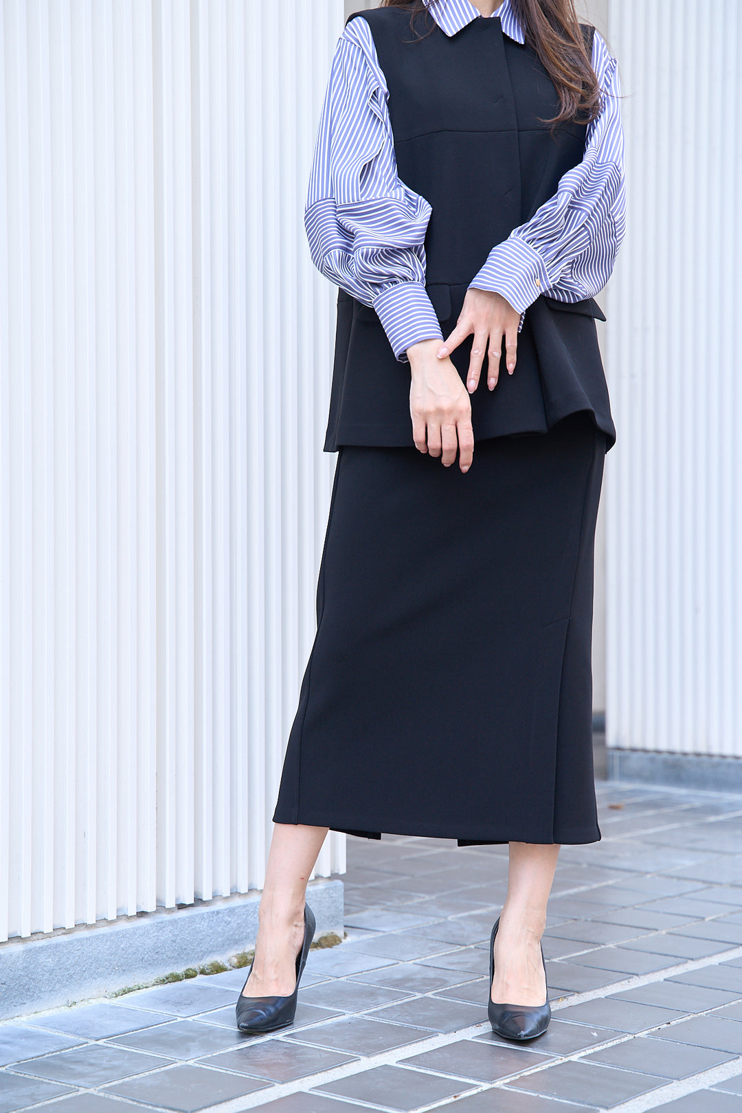 モデルが着用したフロントベントタイトスカート（正面）