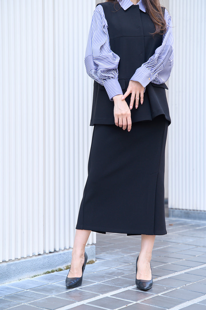 モデルが着用したフロントベントタイトスカート（正面）