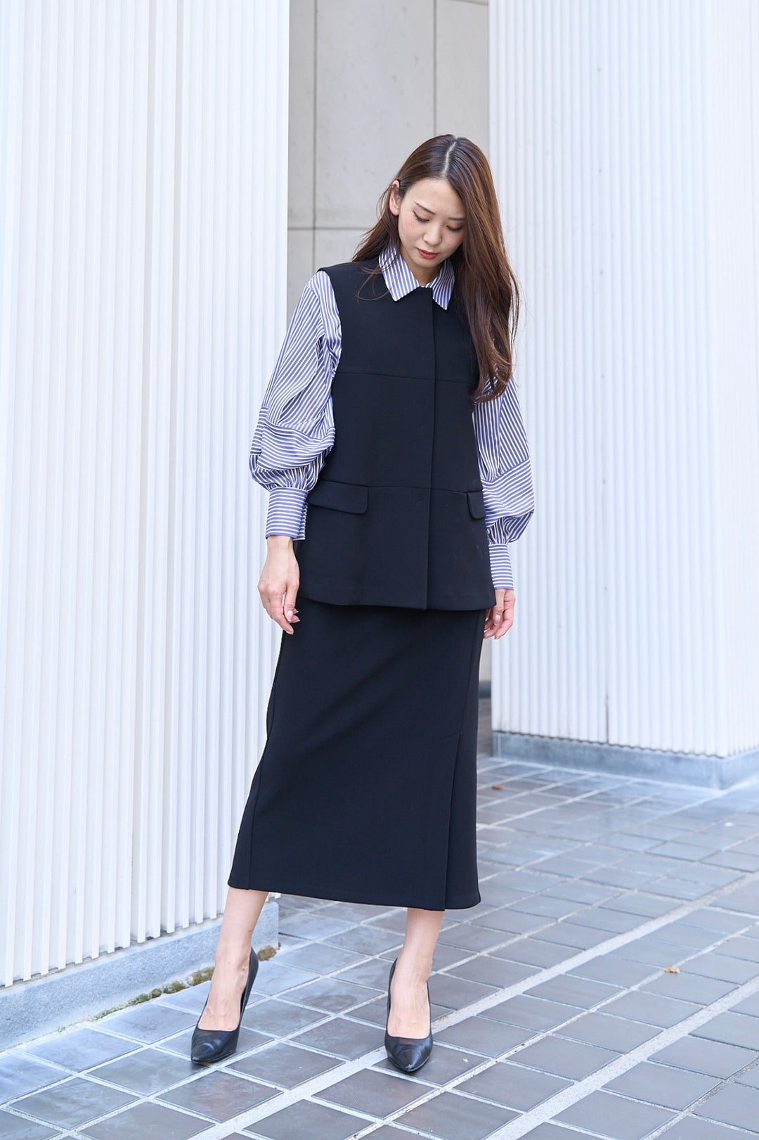 モデルが着用したフロントベントタイトスカート（正面）