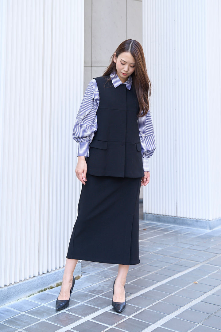 モデルが着用したフロントベントタイトスカート（正面）