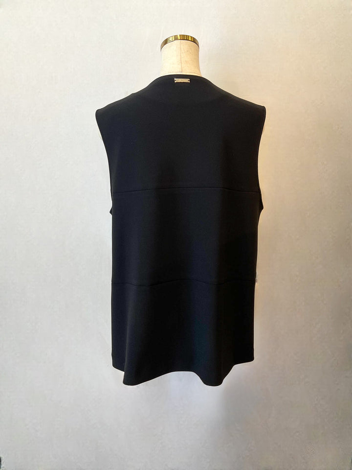 切替デザインが映える日本製プルオーバー（トルソー着用・背面）