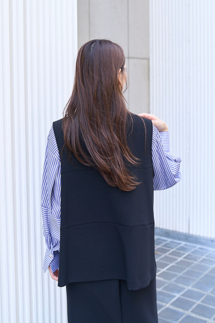 モデルが後ろ向きで着用したベスト（背面）