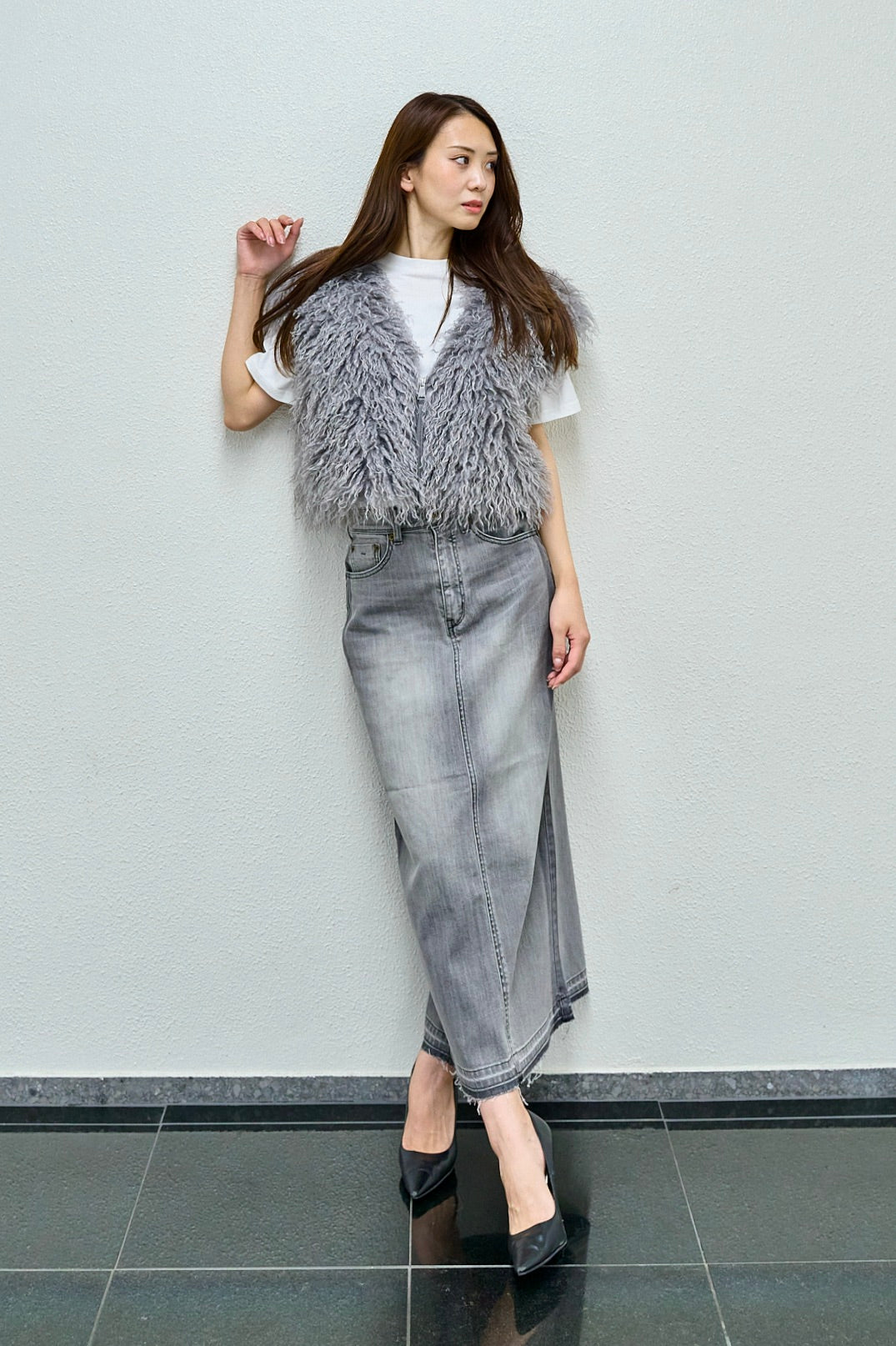 モデルが着用したフロントZIPショートベスト・グレー（正面）