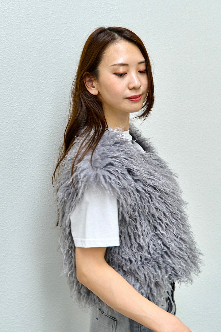 モデルの横向き姿でショート丈シルエットを見せるベスト・グレー