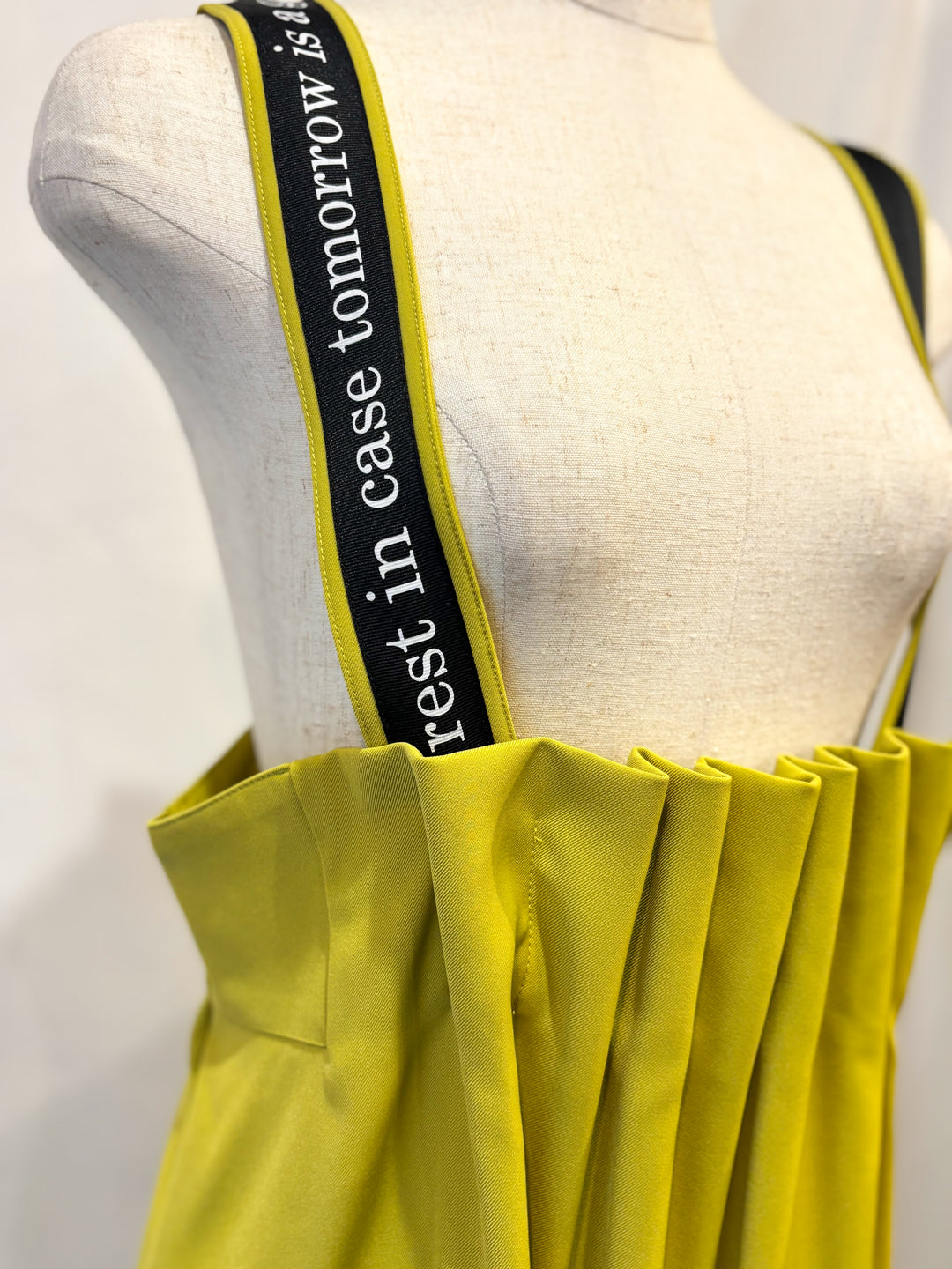 ロゴストラップジャンパースカート