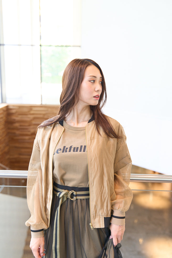 配色ラインとメッシュ切替ブルゾンの着用イメージ（ベージュ）