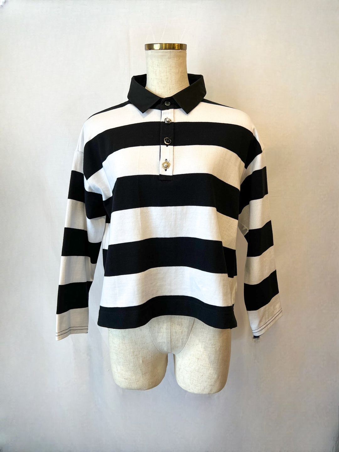 トルソーに着せたデザインボタンポロシャツ