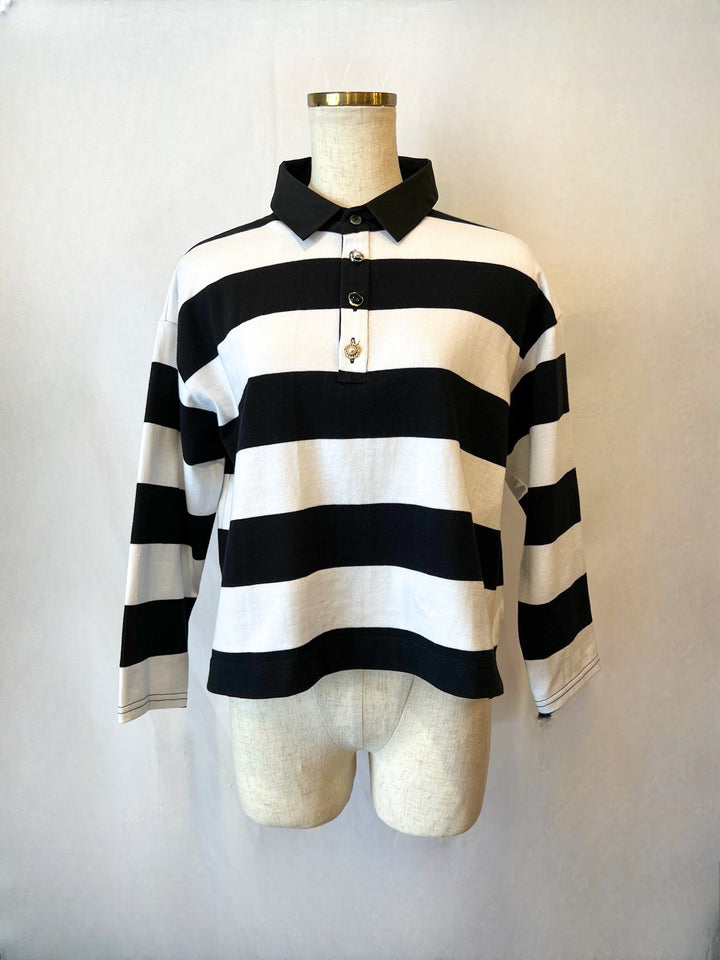 トルソーに着せたデザインボタンポロシャツ