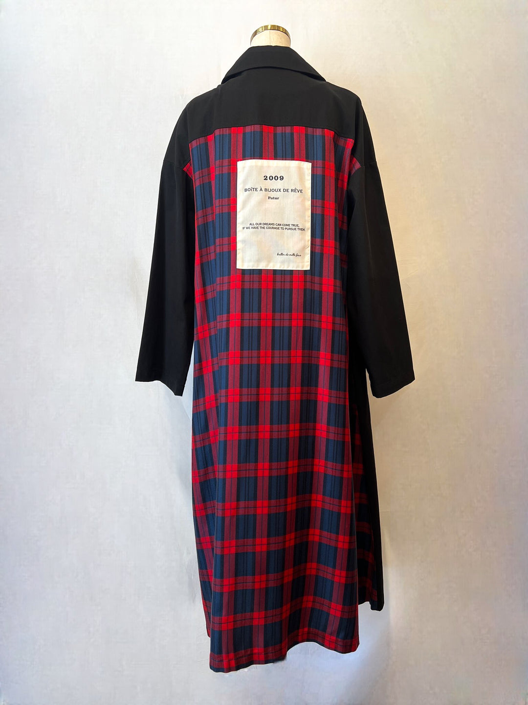 トルソーに着せたバックチェック入りフレアトレンチコート（バックスタイル）