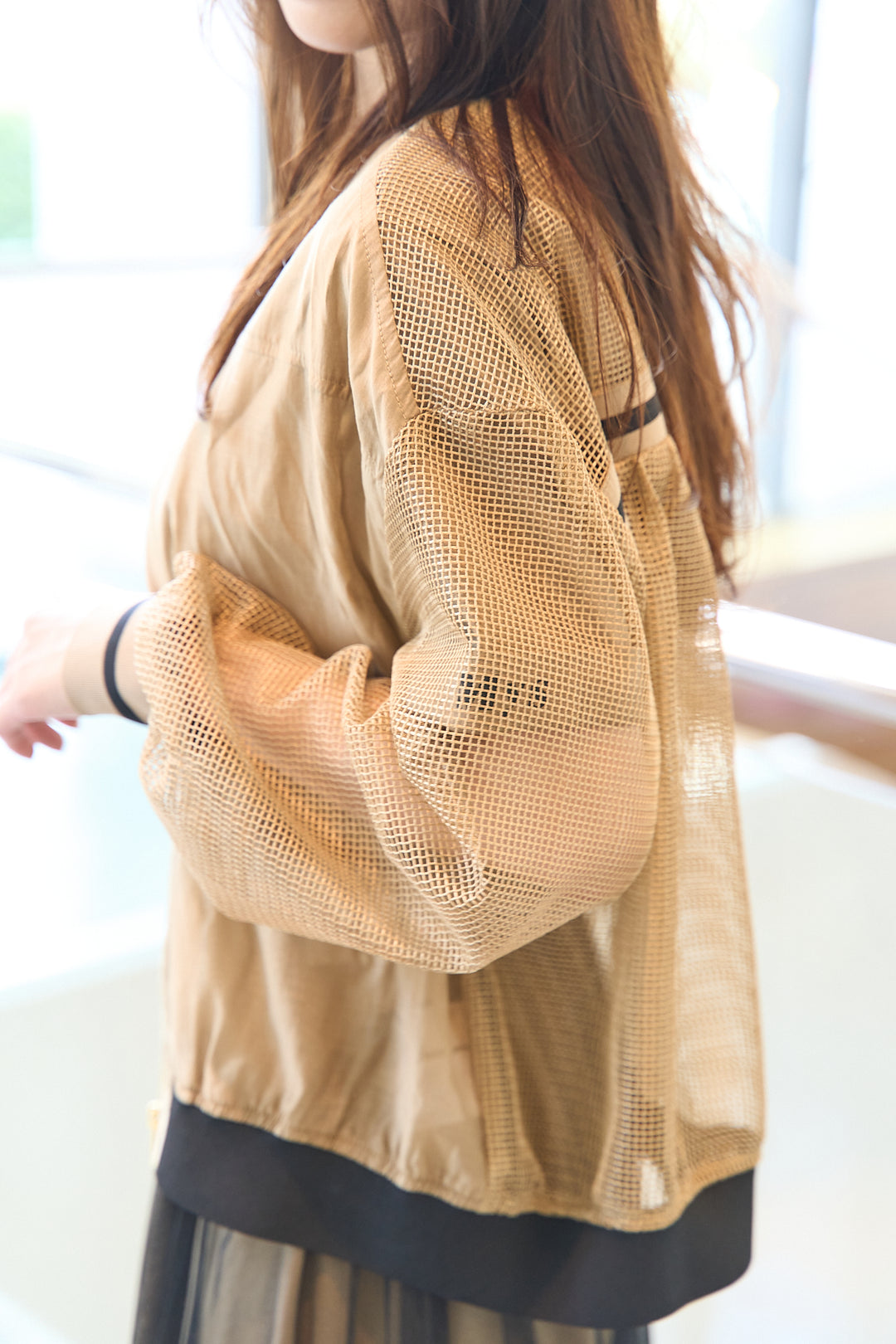 配色ラインとメッシュ切替ブルゾンの着用イメージ（ベージュ・サイド）