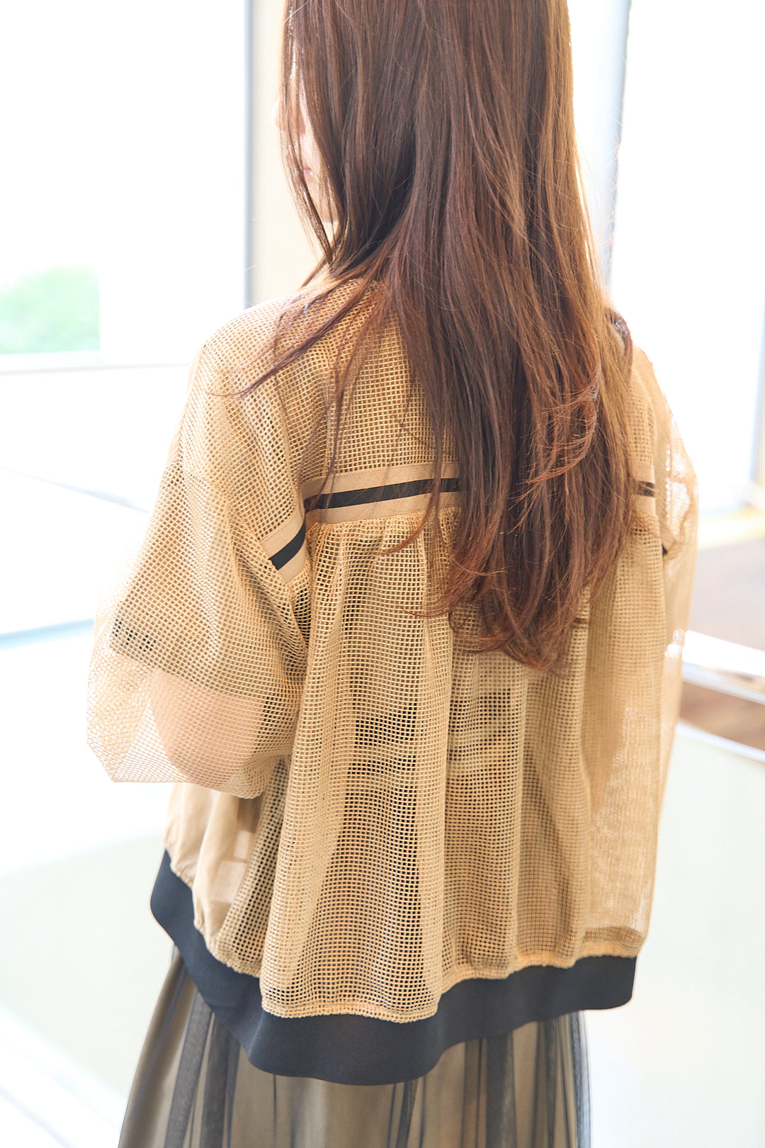 配色ラインとメッシュ切替ブルゾンの着用イメージ（ベージュ・バック）