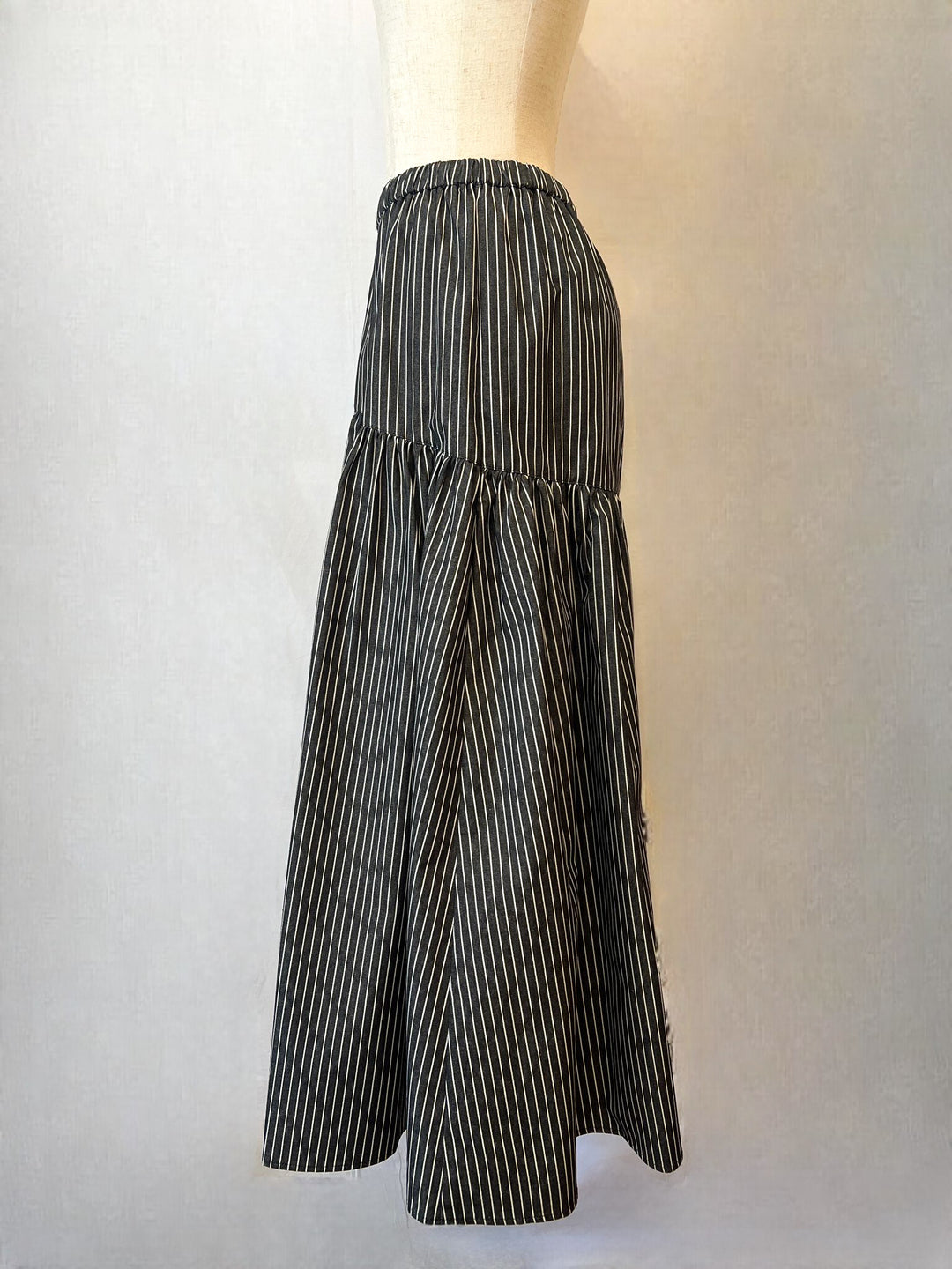 トルソー横から見たスカートのシルエット（サイド）