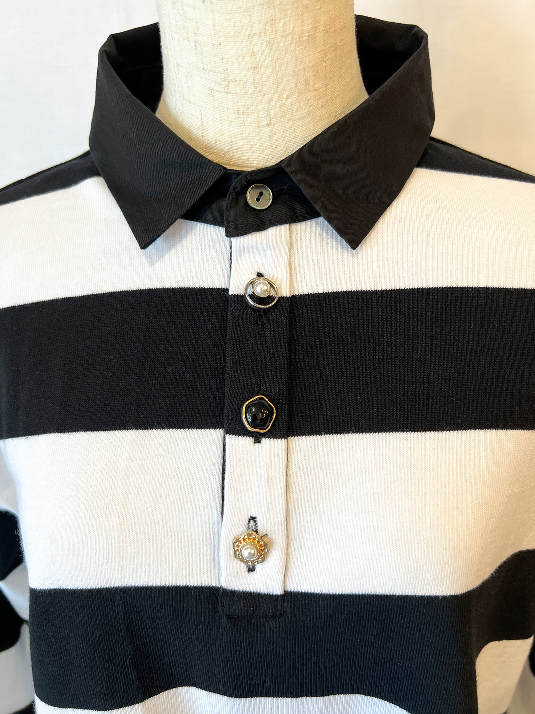 デザインボタンポロシャツ