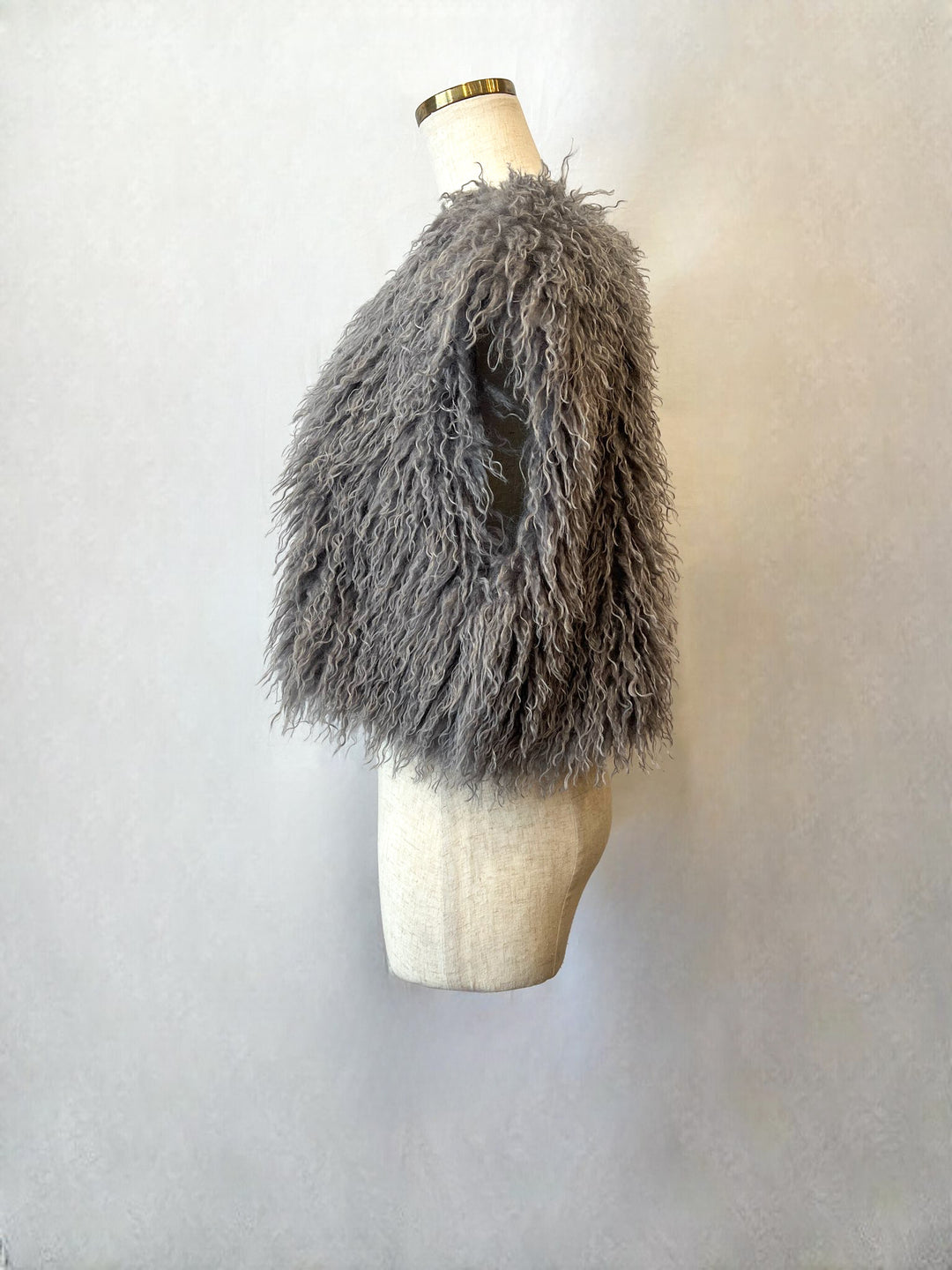 チャコールカラーのショート丈ZIPベスト（トルソー着用）