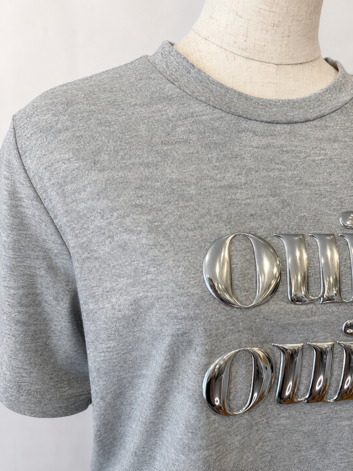 メタリック立体ロゴデザインTシャツ