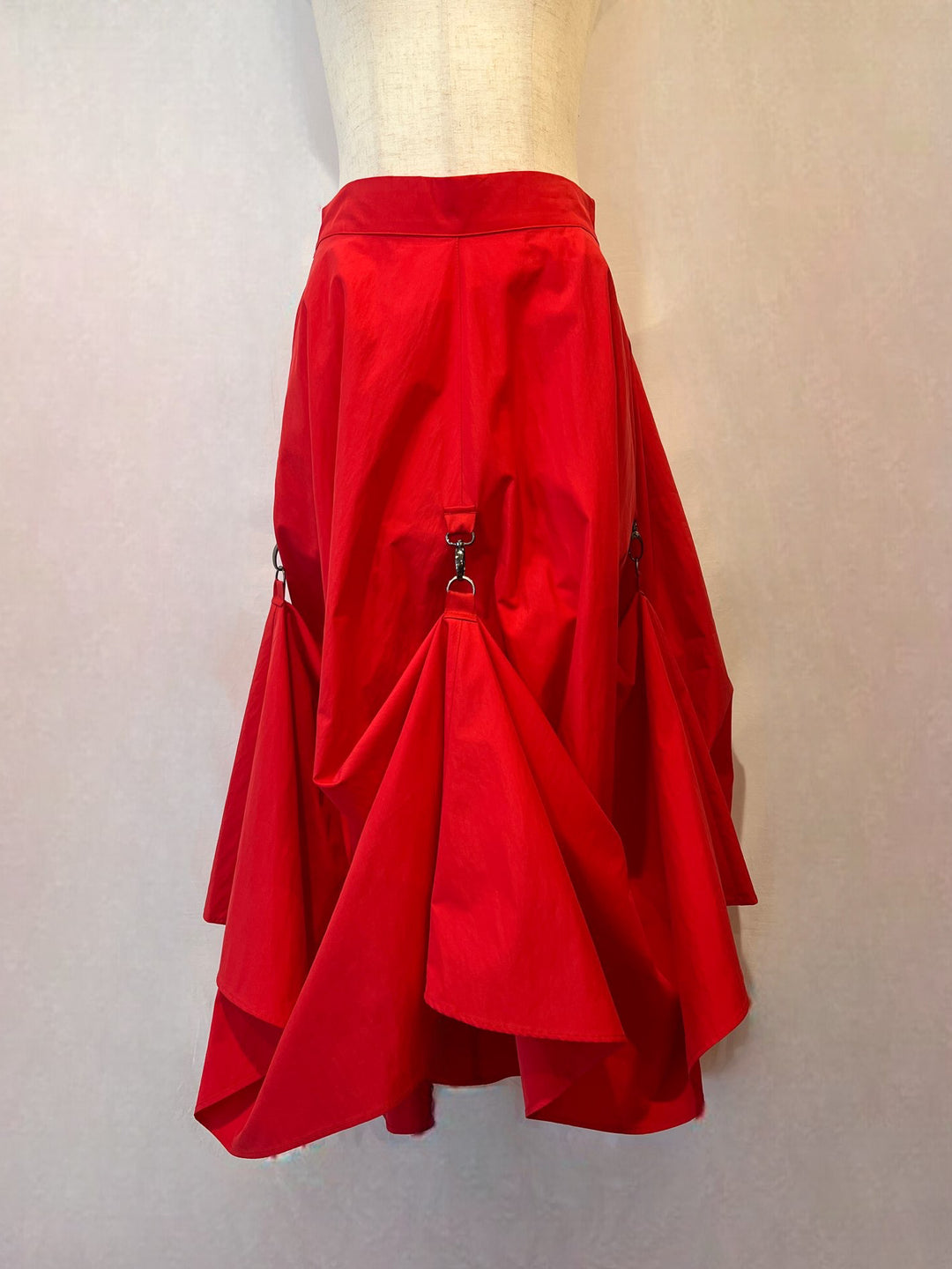 トルソーに着せたマルチウェイスカート（正面）