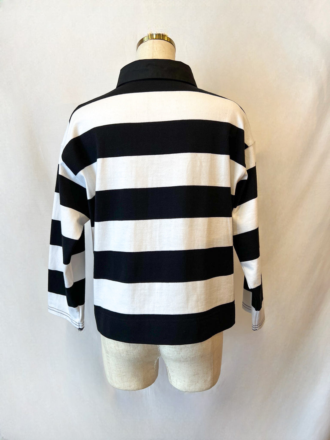 デザインボタンポロシャツのバックスタイル