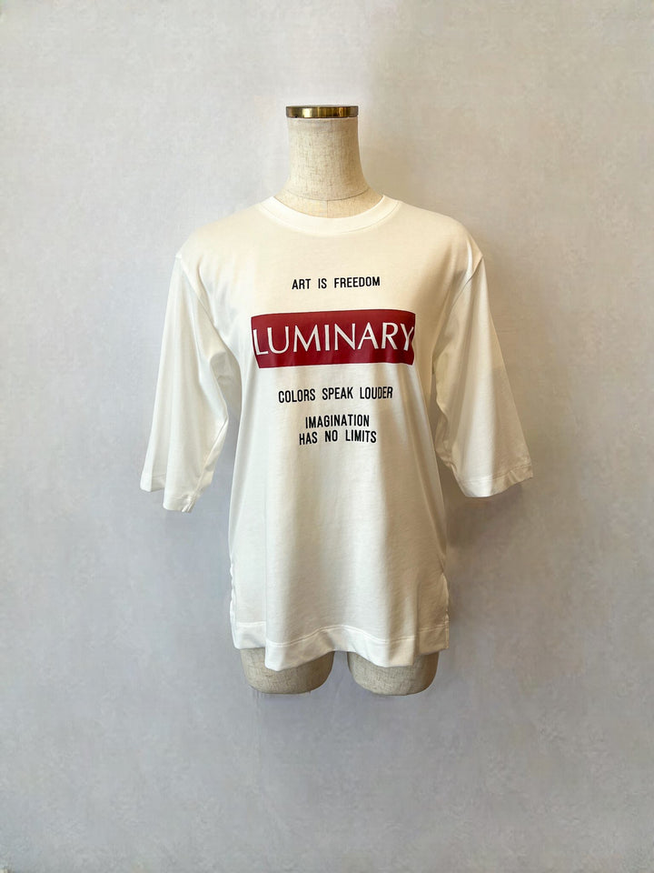 ラベルロゴスリットTシャツ 正面（オーバーサイズ着用）