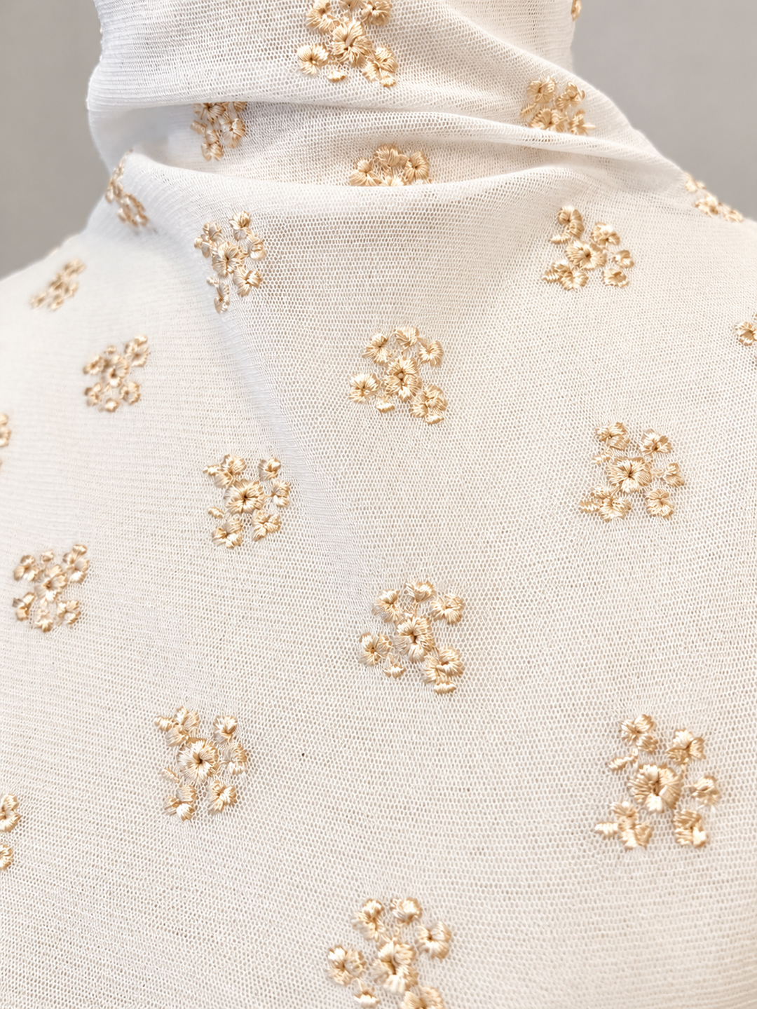 小花刺繍シアーハイネックトップス