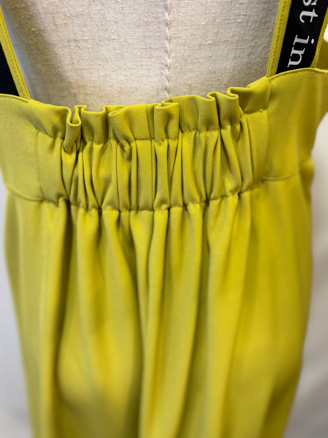 ロゴストラップジャンパースカート