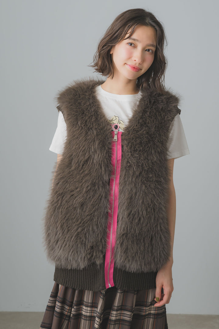 ネオンジップ付きファーベストをモデルが重ね着した正面写真 レイヤードスタイルのアクセントに◎
