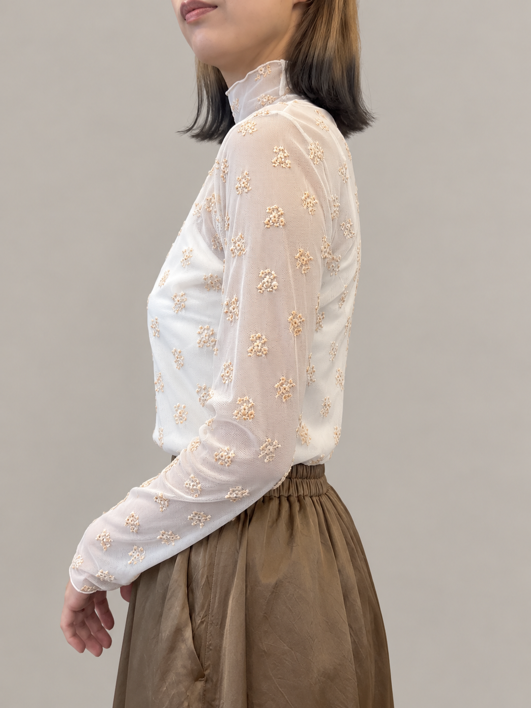 小花刺繍シアーハイネックトップス