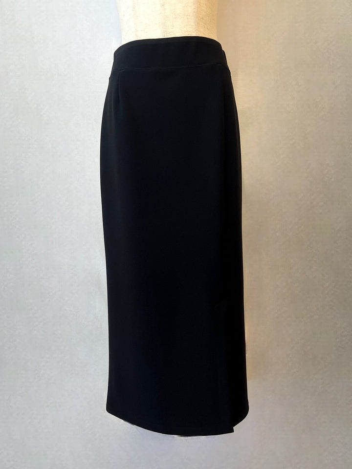 トルソーに着せたフロントベントタイトスカート（正面）