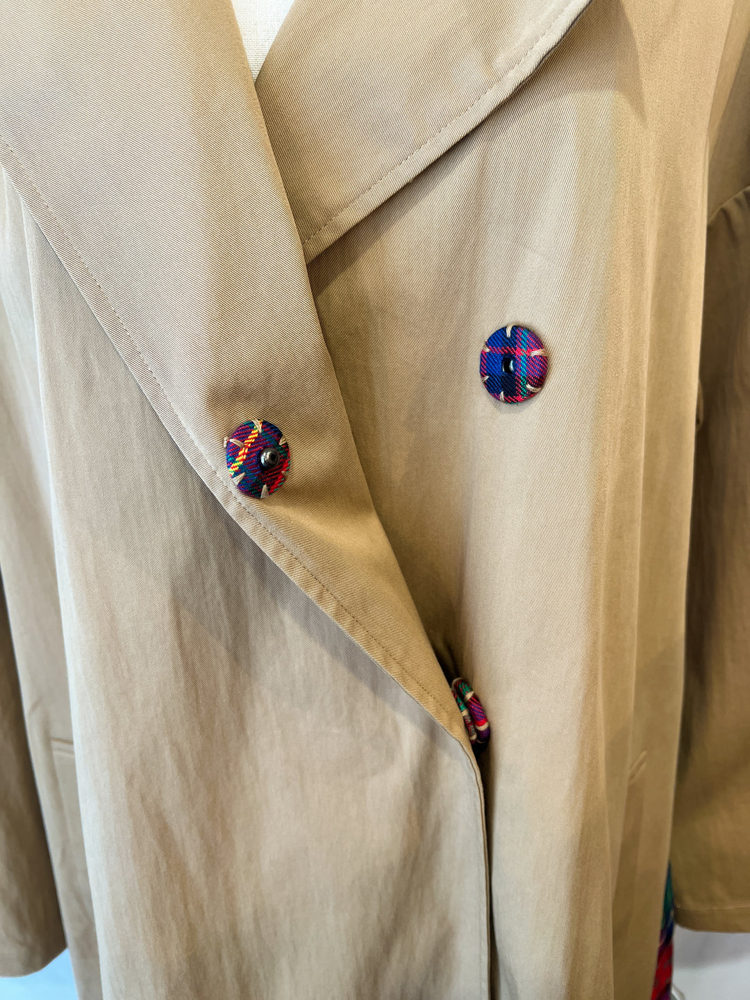 トルソーに着せたバックチェック入りフレアトレンチコート（ボタン）