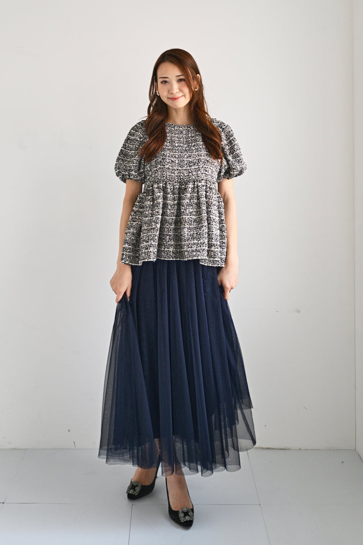 モデルが着用した正面スタイルのツイードペプラムトップス