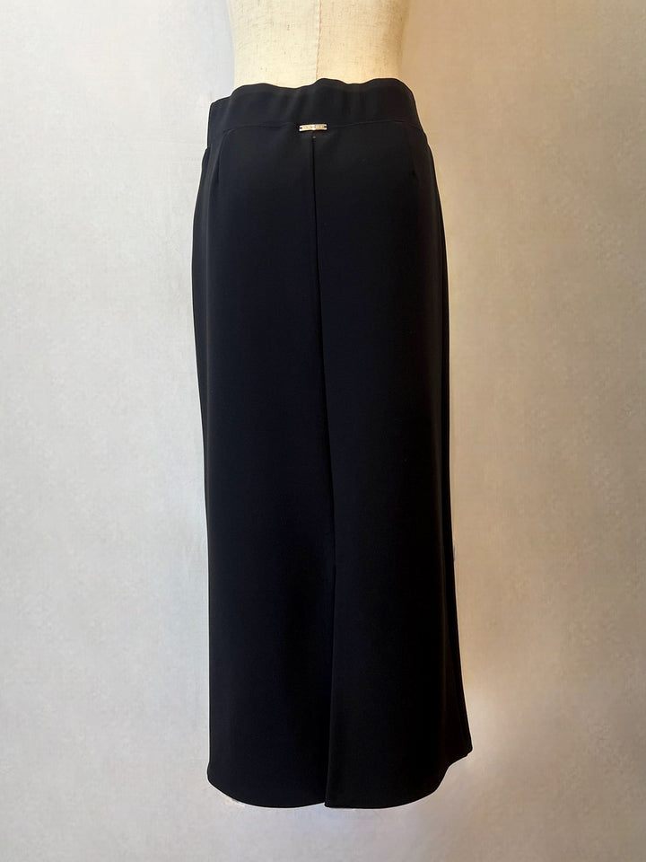 トルソーの後ろ姿でバックスリットとウエストゴムを見せたフロントベントタイトスカート（背面）