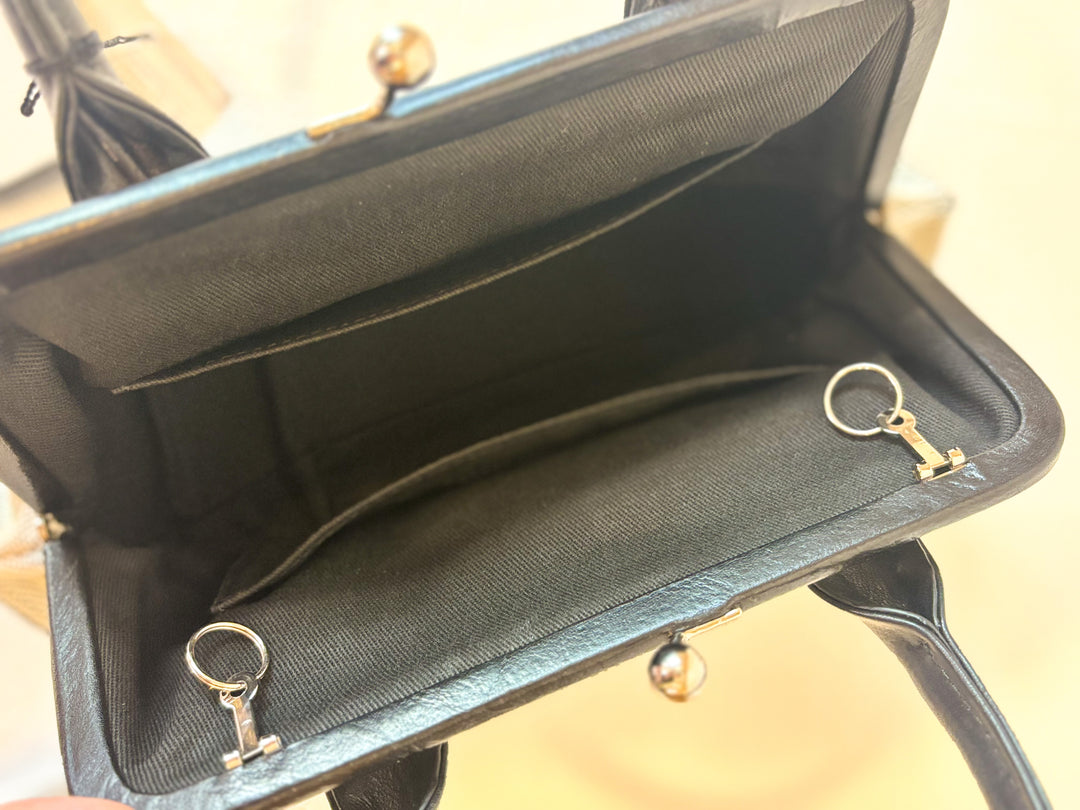 モノトーンレザーハンドバッグ