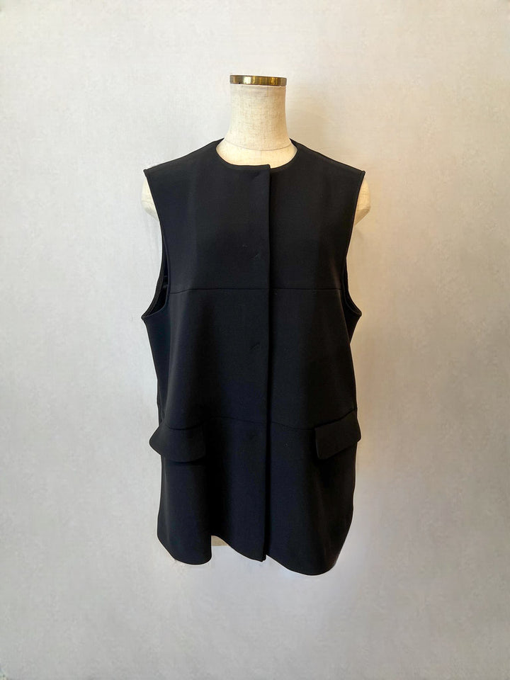 切替デザインが映える日本製ベスト（トルソー着用・正面）