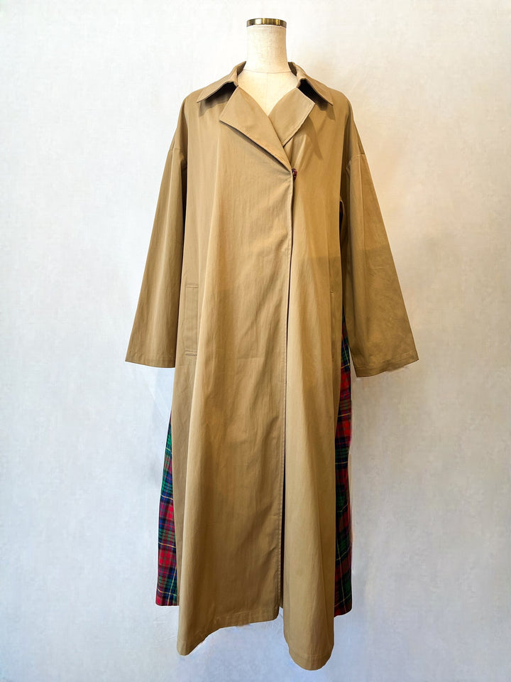 トルソーに着せたバックチェック入りフレアトレンチコート（前面）