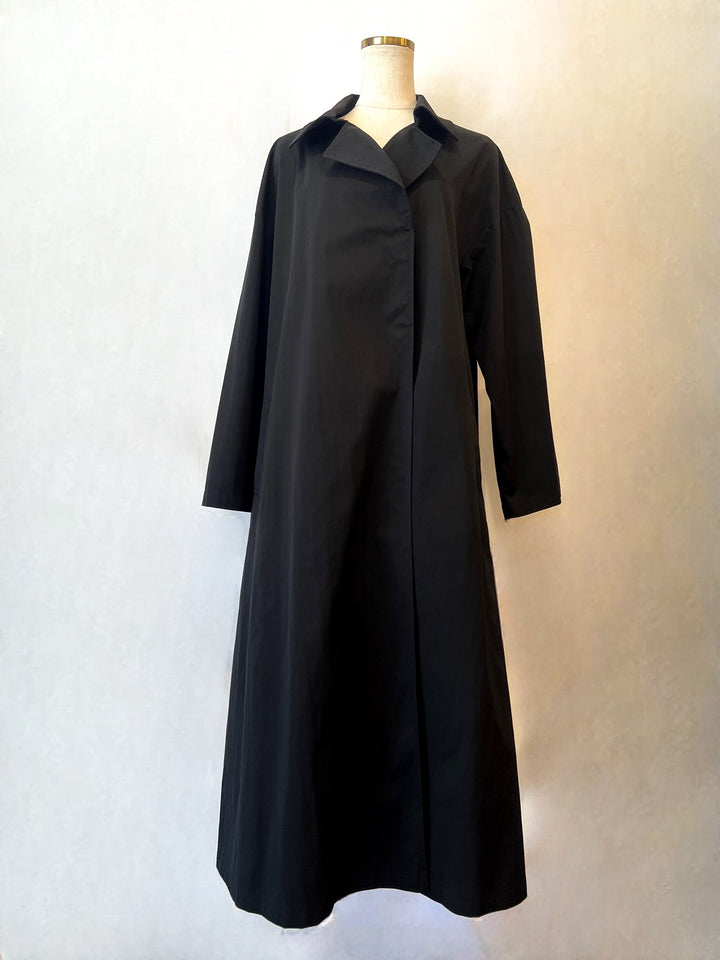 トルソーに着せたバックチェック入りフレアトレンチコート（前面）