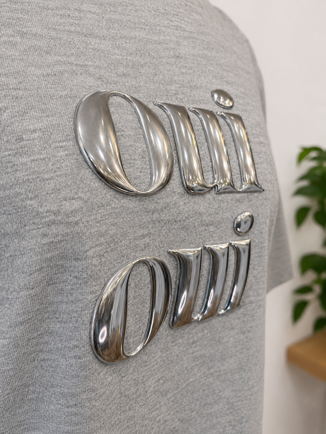 メタリック立体ロゴデザインTシャツ