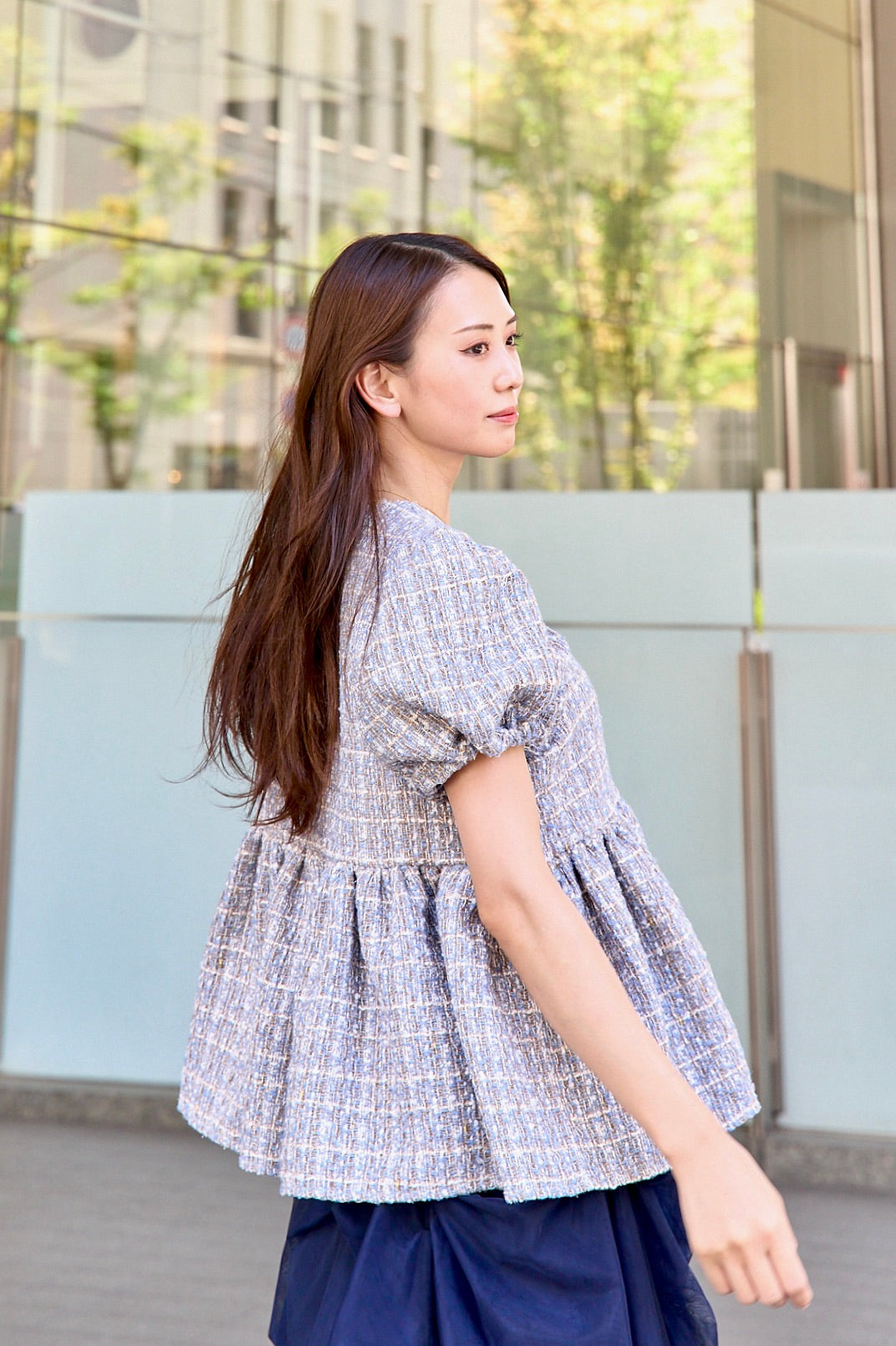 横向きで着用するモデルのシルエット（サイド）