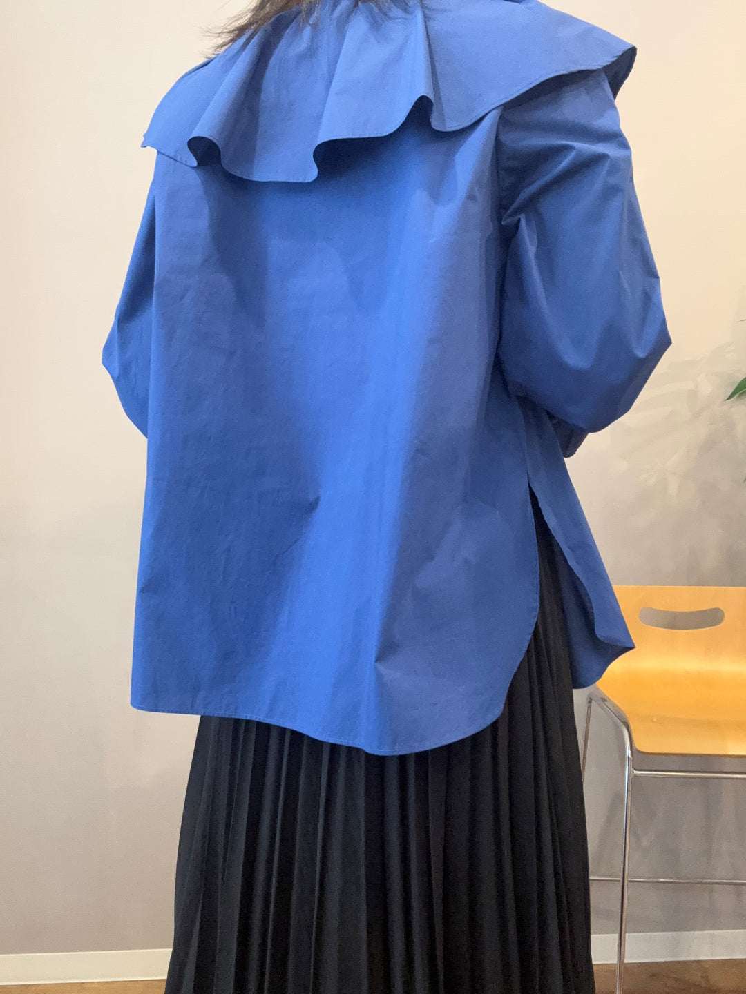 フリルカラーパールボタンコットンブラウス