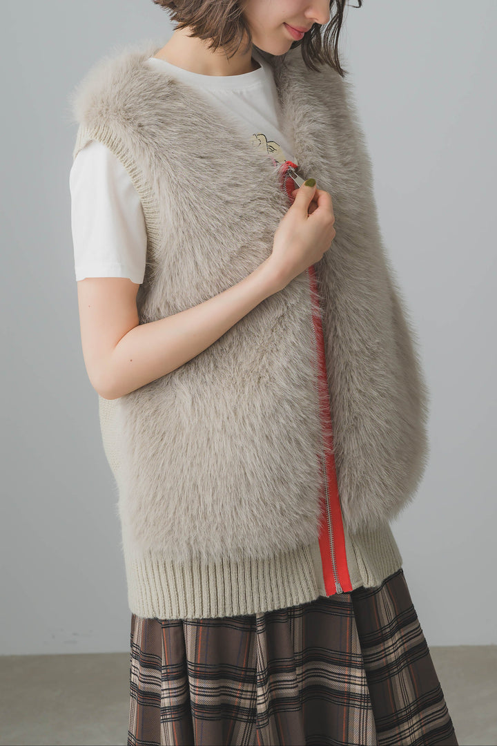 サイドシルエットがわかる写真 ファーのボリューム感とジップのラインが映える♩