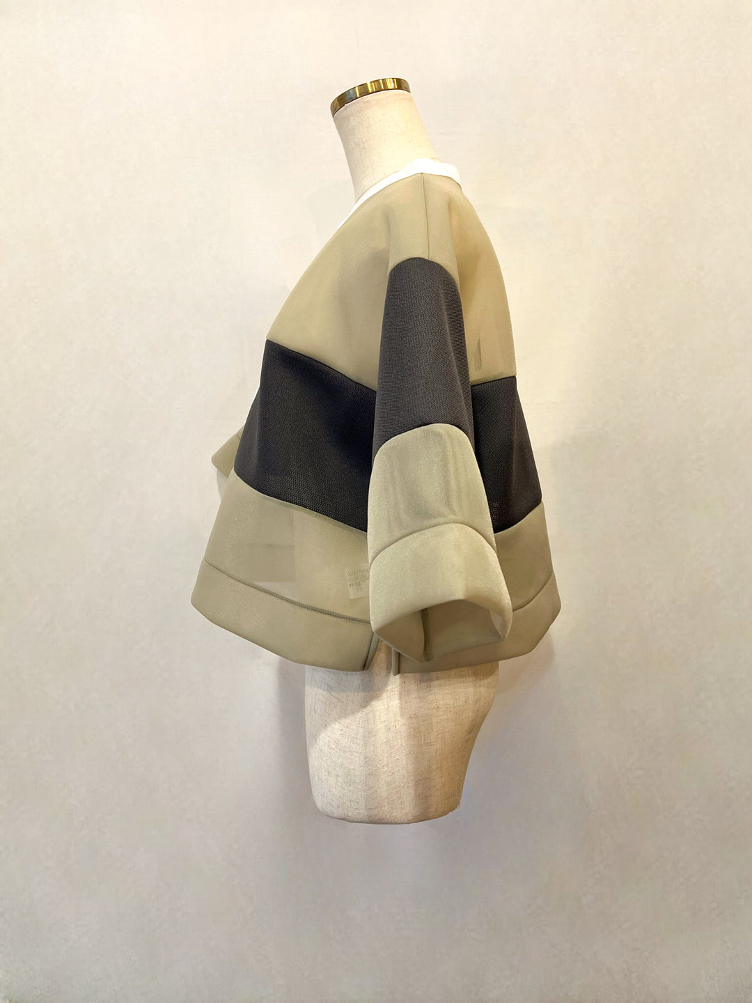 横から見た切り替えラインがわかるトルソー着用（サイド）