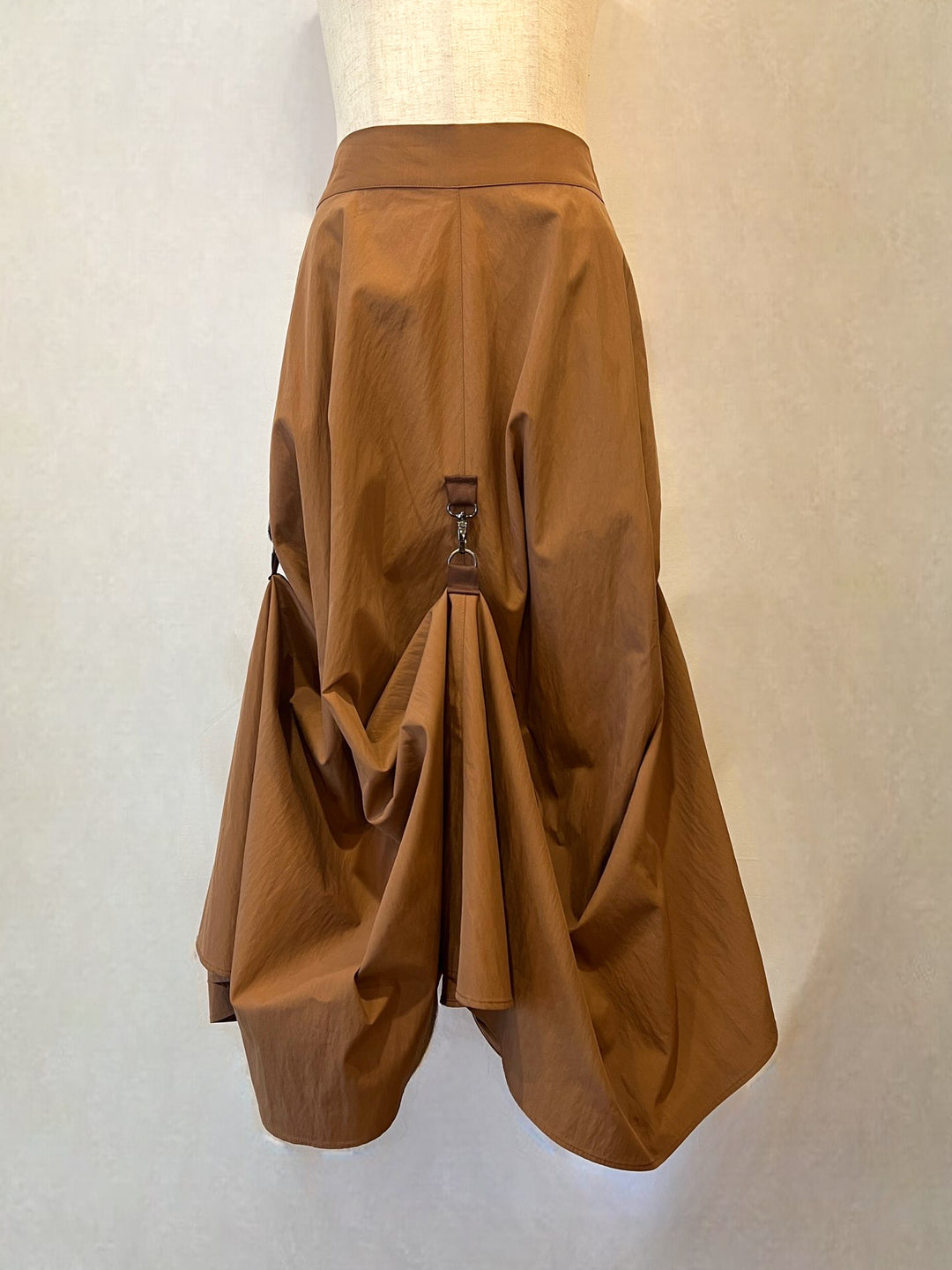 トルソーに着せたマルチウェイスカート（正面）